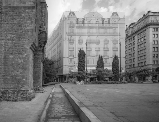 摄影与建筑《Ver es inventar. Barcelona: arquitectura y ciudad》：一场关于城市观看与物质反思的群展